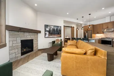 Image de Stylish 2 Br Condo with Hot Tub and Private Ski Locker
