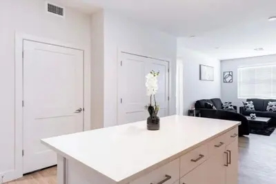 Image de Brand New Luxury 2br/Ba w/Pool + Grill Modern Stay