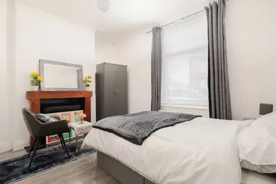 Image de Modern 3-bedroom home in- steps from Crown Point