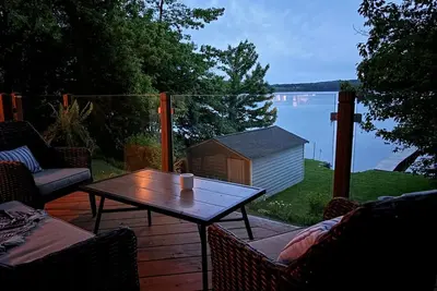 Image de Little Lake Escape | Waterfront 2 Bedroom Getaway