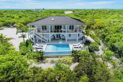 Image de Amazing view, two king bedroom w/ensuite bathrooms. Private heated pool