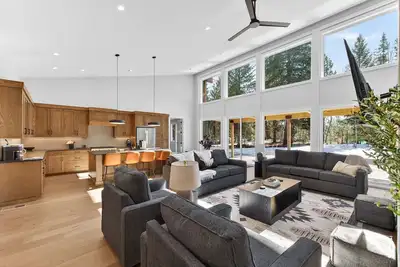 Image de Ridge House- new home, sleeps 16, quiet neighborhood-, hot tub, trailer parking, pet friendly