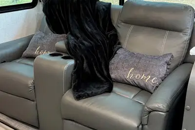 Image de Cozy Recreational Vehicle with private lake for weekend escape in Mansfield