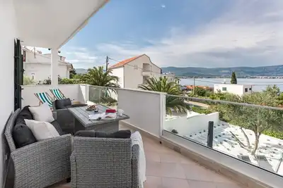 Image de Appartement d'une chambre avec une piscine Arbanija (Ciovo) (A-25090-a)