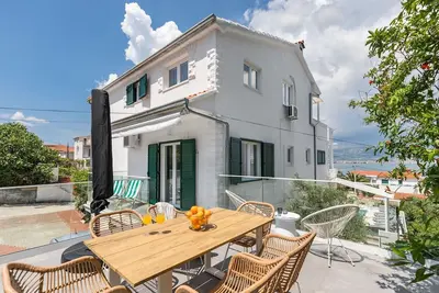 Image de Appartement de deux chambres avec une piscine Arbanija (Ciovo) (A-25090-b)