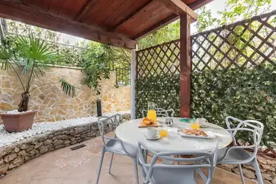 Image de Appartement de deux chambres avec une piscine Arbanija (Ciovo) (A-25090-c)
