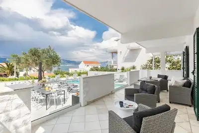 Image de Appartement de deux chambres avec une piscine Arbanija (Ciovo) (A-25091-a)