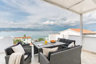 Image de Appartement de trois chambres avec une piscine Arbanija (Ciovo) (A-25091-b)