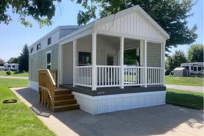 Image de Brand New 1 Bed/1 Bath + Sleeping Loft Tiny House at Sun Retreats Campground