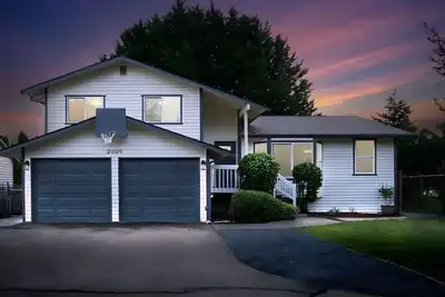 Image de Comfortable & Spacious 4br Upper Unit