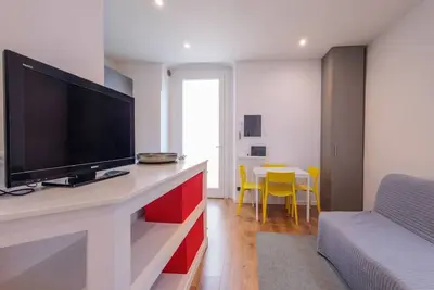 Image de GuestHost - Comfortable 50m2 apartment, ideal for 4 people, located on the second floor of a renovated period building without lift. The accommodation is located in the center of Città Bassa, the modern and commercial heart of Bergamo, a short distance f