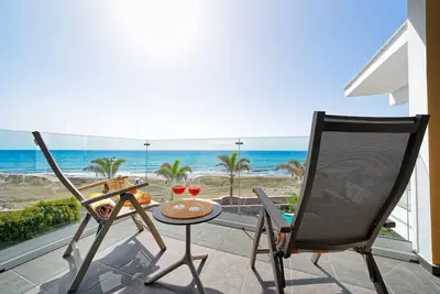 Image de 1. 5 Amapola Coast: newly refurbished, facing the beach.