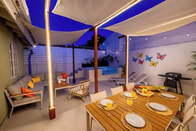 Montecito House - Stylish Pool Retreat