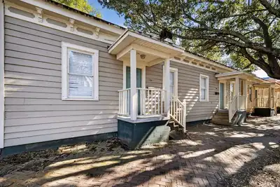 Image de 6br Home in Victorian District w/ Parking + Pet-friendly by Lucky Savannah