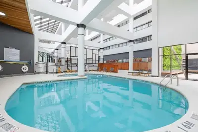 Image de King Bed + Pool Table | Spacious Houston Stay