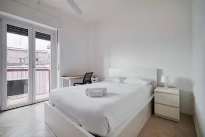 Image de MiCo Executive Apartment is an elegant located on the eighth floor apartment with elevator and balcony. Bright and modern, it has a bedroom with a double bed and living room with a sofa bed, ideal for accommodating 4 guests. It offers well-kept rooms,