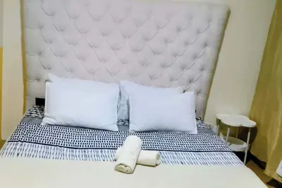 Image de 1-10 minutes from Airport to our 1 bedroom condo. with bathroom