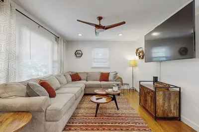 Image de Cozy dog-friendly house w/ fenced yard, deck, firepit, Ev charger, wifi, w/d