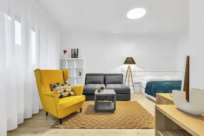 Sunny Yellow Vibes Studio - Balcony & Prime Location
