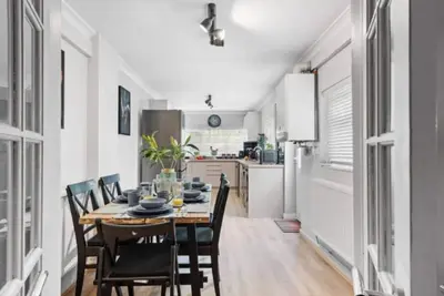 Image de 4-Bed • 2. 5 Bath • Central • Ideal for Contractors