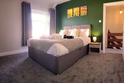 Image de 4 Bed • Parking • Near M4 • Ideal for Workers