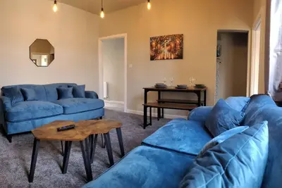 Image de 3 Doubles • Sleeps 8 • Ideal for Work Crews