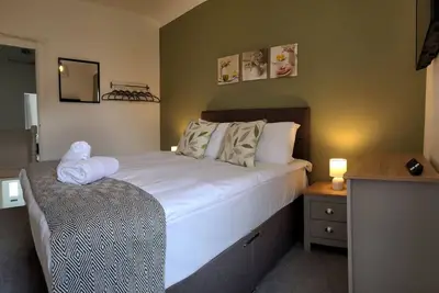 Image de 4 Bed • Parking • Close to M4 – Ideal for Work