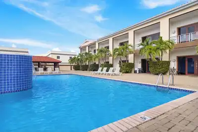 Sleeps 6 • 5 min walk to Eagle Beach