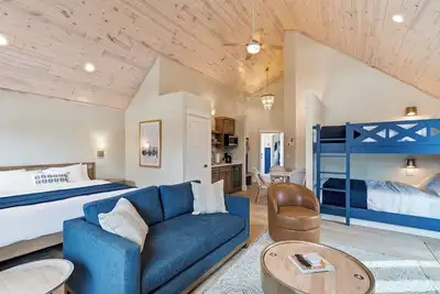 Image de Lakefront Family Studio Sleeps 6