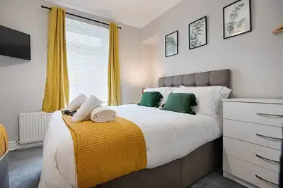 Image de Spacious Home • Parking • Kitchen • Ideal for Work