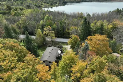 Image de The Hilltop Retreat- Walking distance to Lake Charles