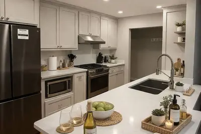 Image de 3-Bedroom Modern Norman Home-Sleeps 6-Minutes to Ou