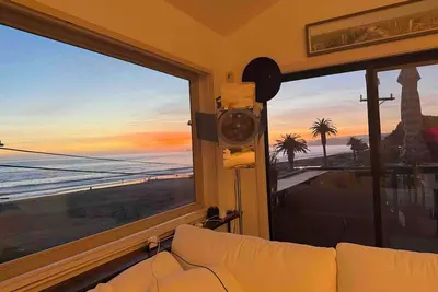 Image de Beachfront Bliss Starts Here—Steps to the Sand-3-bedroom house in charming Aptos