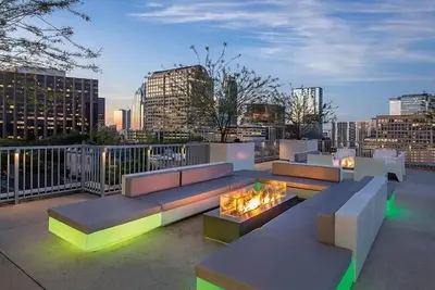 Image de 1br Deluxe Unit Rooftop Pool Austin Skyline Views!