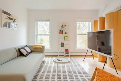 Sunny & walkable 2 bedroom atop Munjoy Hill!