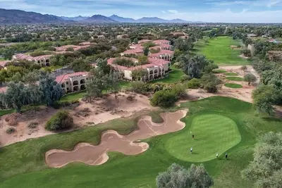 Image de Studio Stunning Pools & Golf!
