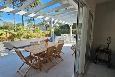 Image de Villa Le Sud – 2 maisons, climatisation, piscine, Accès plage et centre à pied.