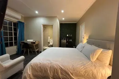 Image de 3-bedroom self-catering home in welcoming Centurion with Ac