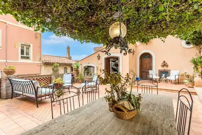 Image de Villa « Margherita - Taormina Storica » avec jardin privé, Wi-Fi et climatisation