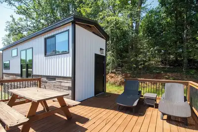 Image de Delightful 2-bed Tiny Home in charming Anderson on Lake Hartwell - Busted Pallet