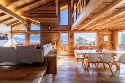 Image de Chalet, 2ème étage, terrasse, cheminée ou poêle à bois, parking, télévision, 200m², Combloux