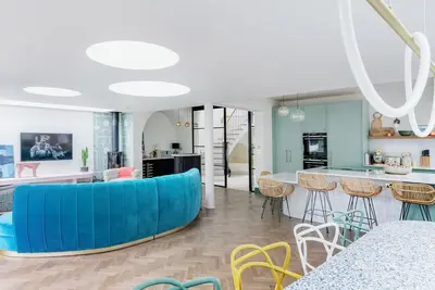 Image de Chic Devon Designer Oasis with hot tub