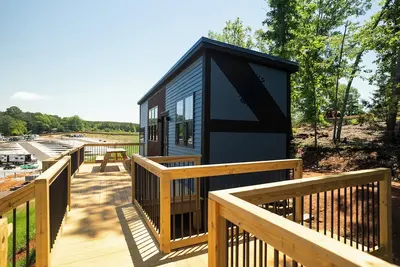 Image de Cozy 2-bedroom Tiny Home in charming Anderson on Lake Hartwell - Midnight Blue
