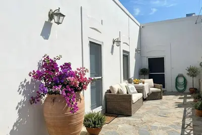 Image de House Kipos: Where your cell phone battery lasts longer than your worries