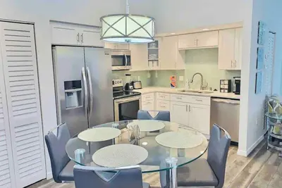 Image de Near Beaches & Img Academy, Mins to Downtown