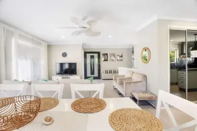 Image de Coastal Luxe Retreat | Walk to Lake & Beach | Sleeps 14