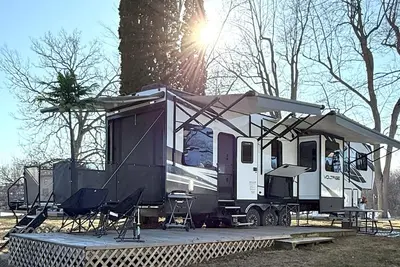 Image de Lakefront! Fabulous 2-bedroom 5th Wheel Rv on Pine Lake in Plainwell Michigan!