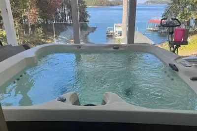 Image de Modern Lakefront Luxury • Dock • Hot Tub & Beach