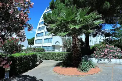 Image de Bel appartement 2 pièces avec loggia vitrée, au calme, proche plage et commerces, parking inclus