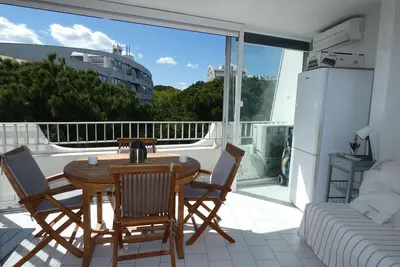 Image de Studio cabine avec piscine, climatisation, garage, à 300m plage